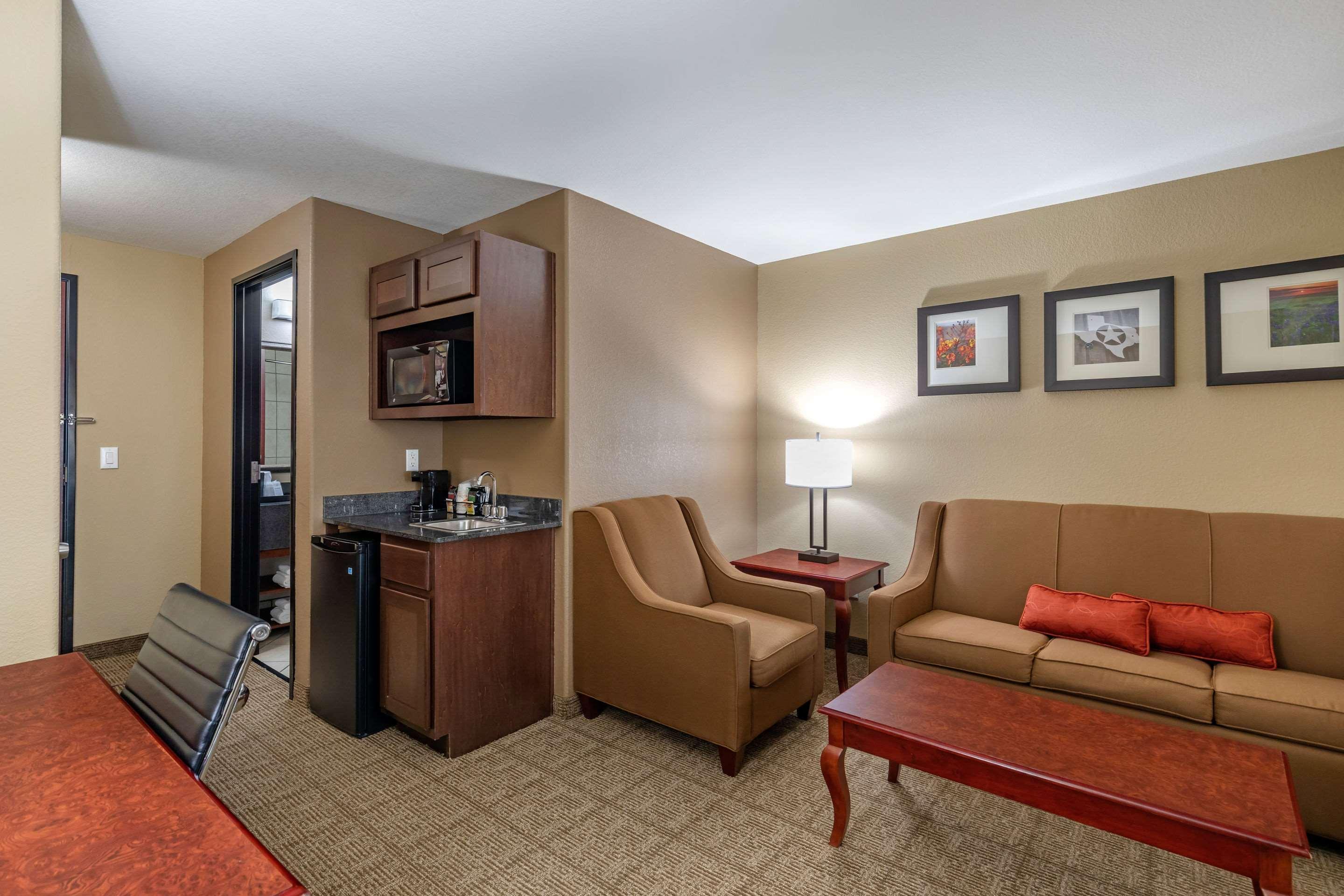 Comfort Suites Ennis Buitenkant foto