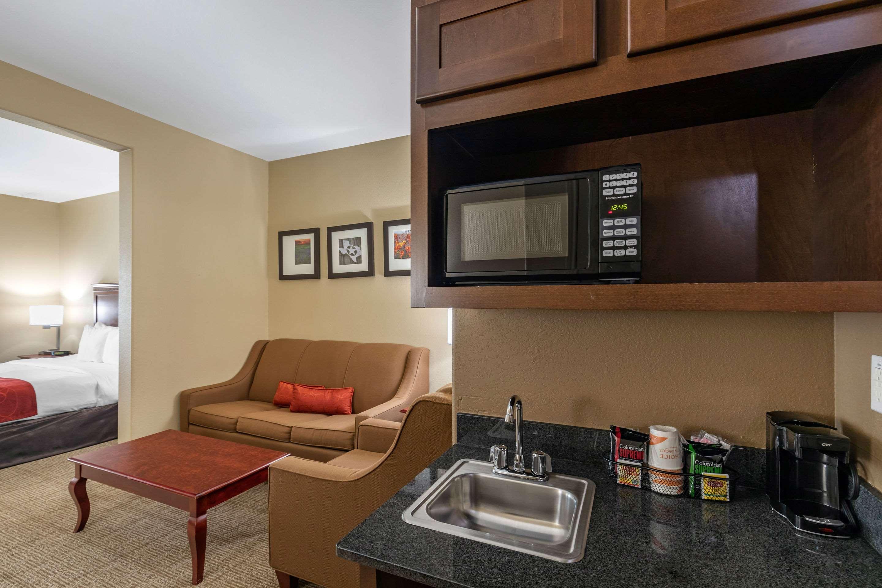 Comfort Suites Ennis Buitenkant foto
