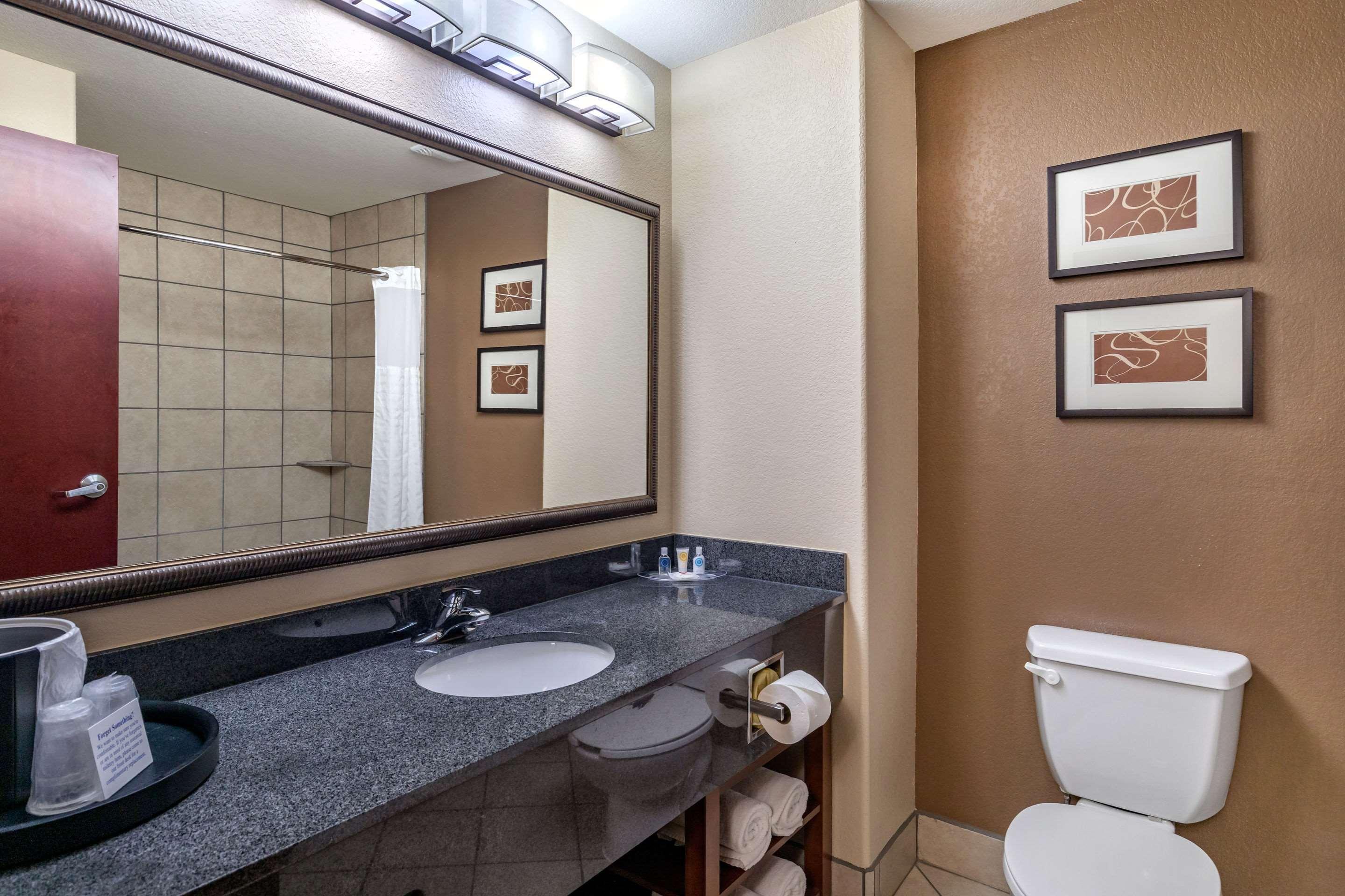 Comfort Suites Ennis Buitenkant foto