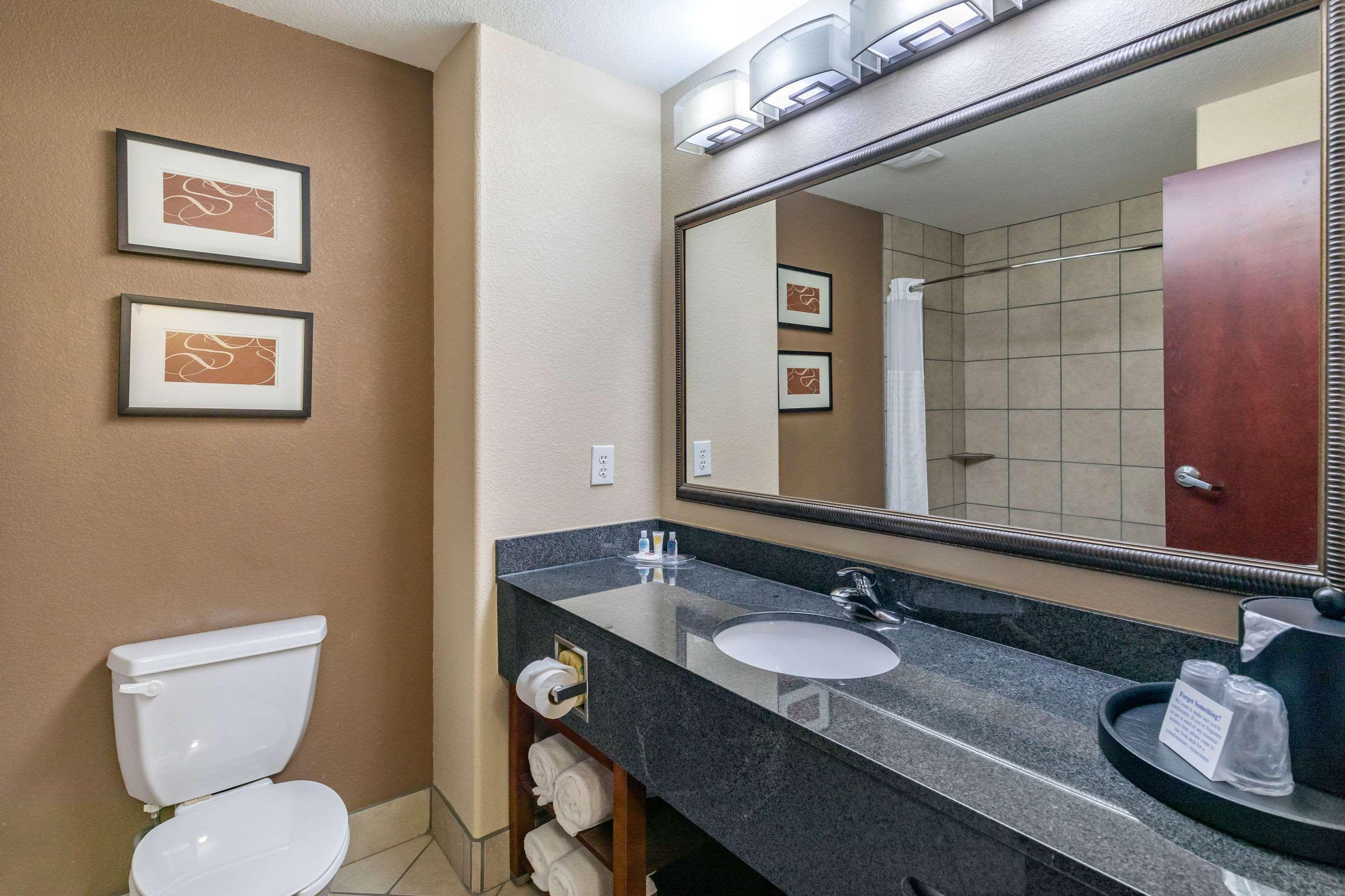 Comfort Suites Ennis Buitenkant foto
