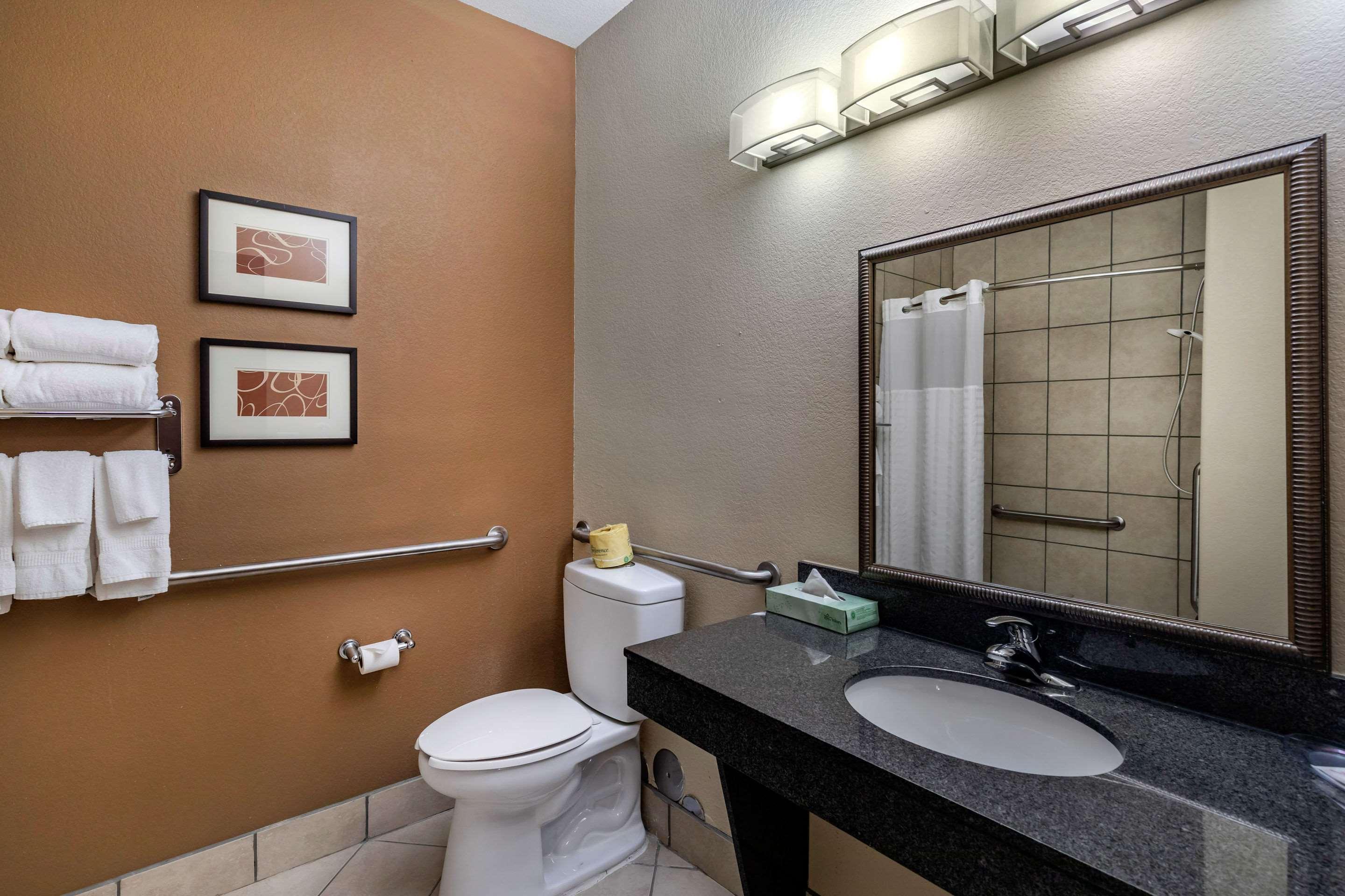 Comfort Suites Ennis Buitenkant foto