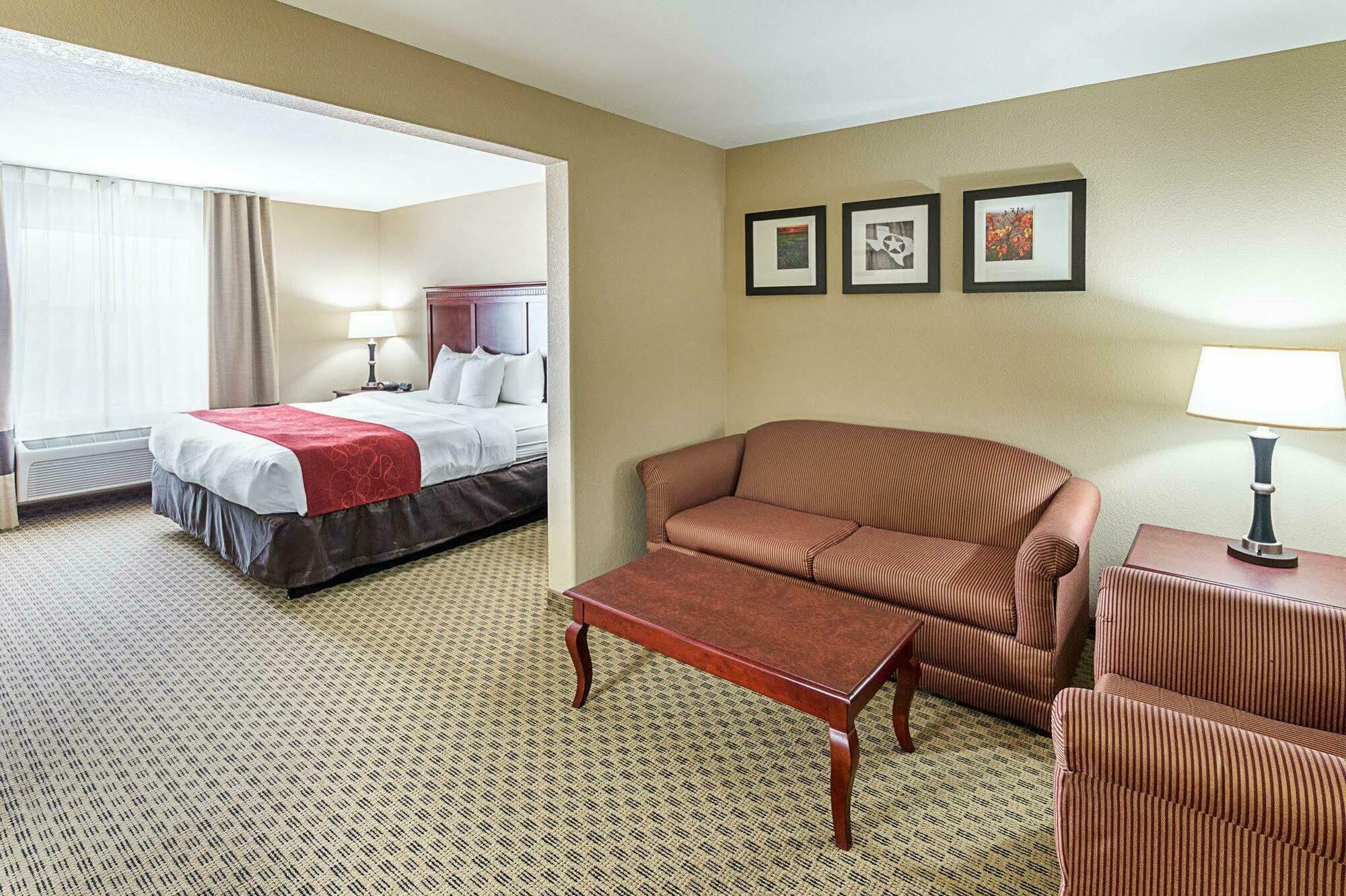 Comfort Suites Ennis Buitenkant foto