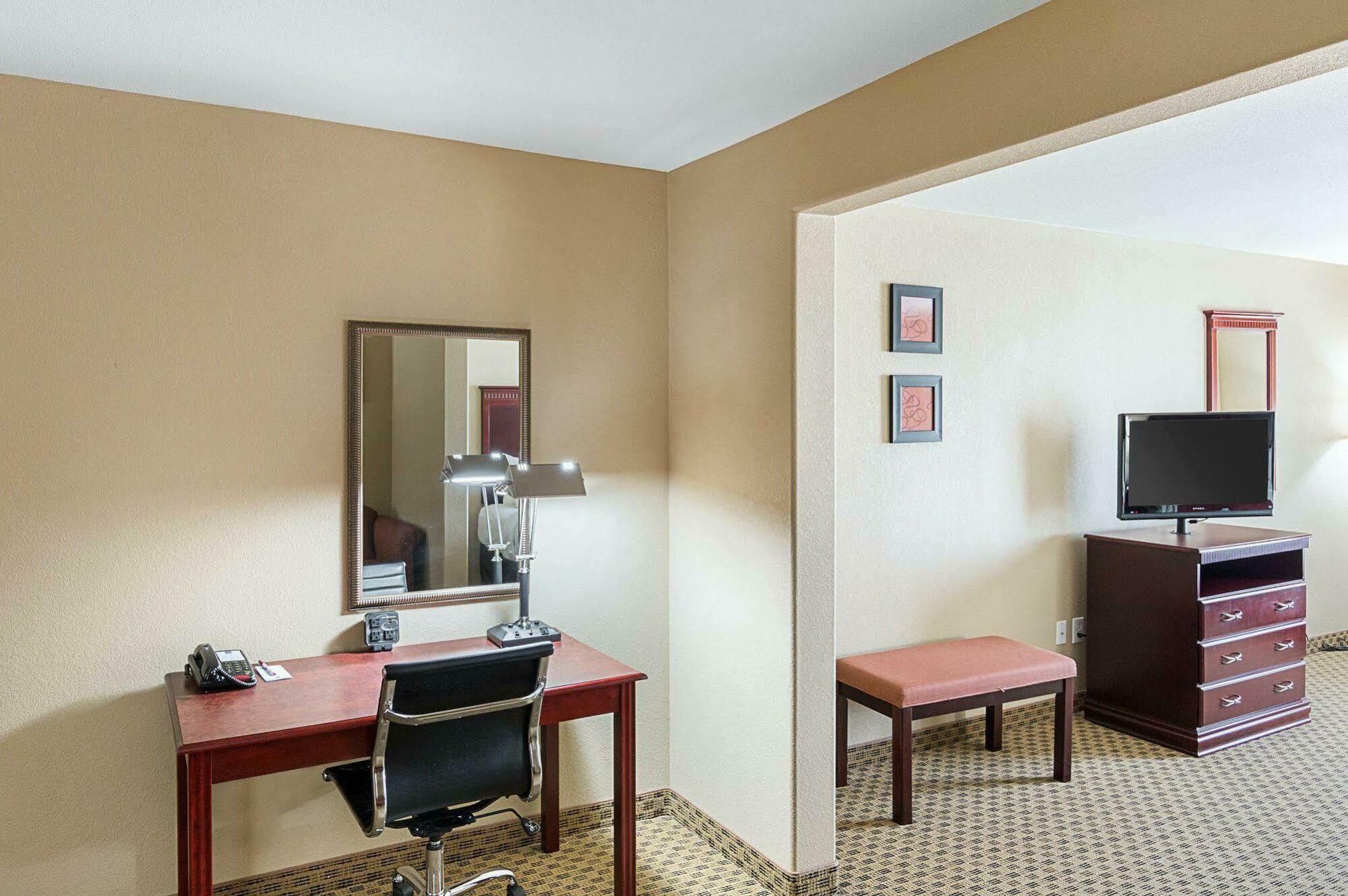 Comfort Suites Ennis Buitenkant foto